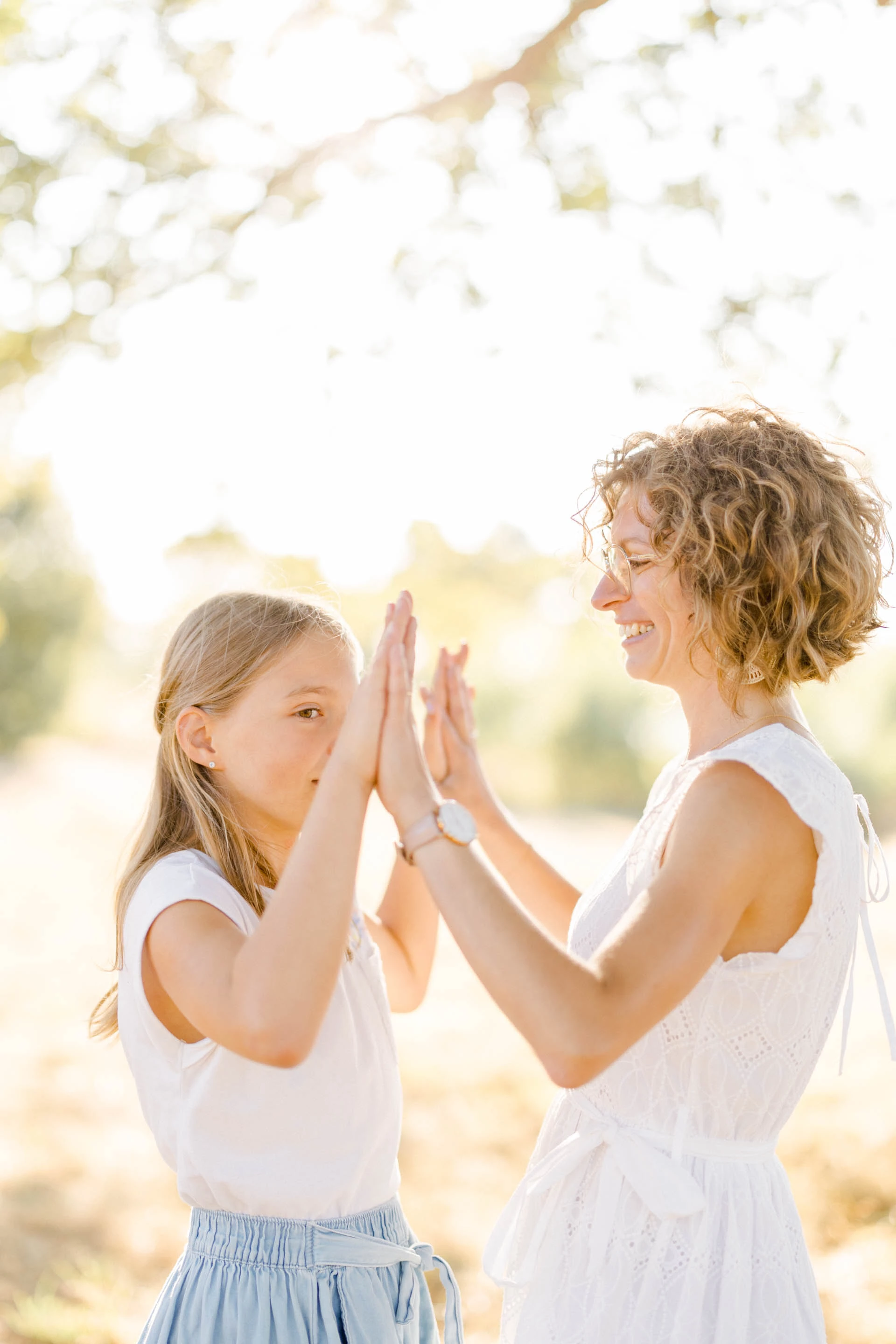 bonheur main sourire geste enfant